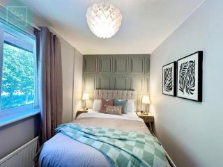 Chic 2BR Home Sleeps 5 Free Parking Near Manchester - 4