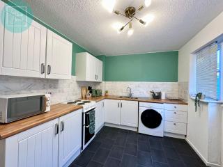 Chic 2BR Home Sleeps 5 Free Parking Near Manchester - 8