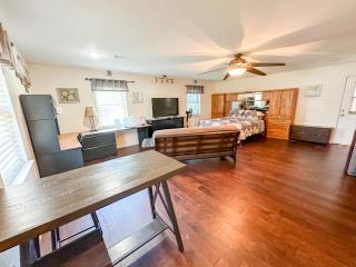Spacious Premier Suite Cowboy Pool Pet Location by Vacation Your Way - Fort Worth - 2