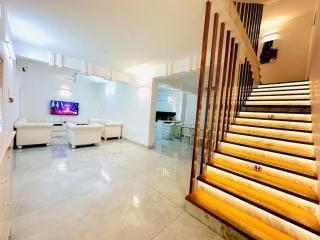 White House Sky View Theatre Villa in Gachibowli - Gachibowli - 0
