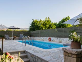 Lovely Holiday Home in Kalamitsi Alexandrou - 2