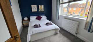 Beautiful 2 bed flat with parking and small pets allowed - Goring by Sea - 0
