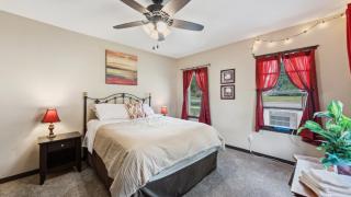 Red Hibiscus House - 3 Blocks from Lake Pepin - 1