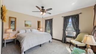 Red Hibiscus House - 3 Blocks from Lake Pepin - 2