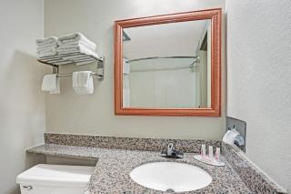 Travelodge by Wyndham Iowa City - 3