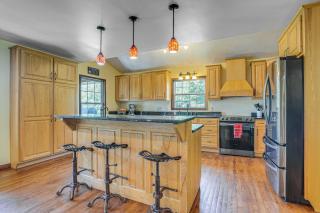 Quiet Family Cabin in Hamden Hot Tub and Game Room! - Hamden - 4