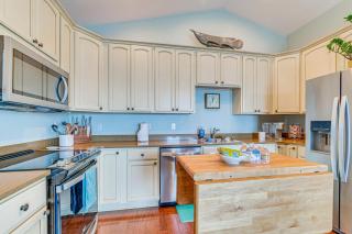 Steps to Beach Waterfront Cedar Key Home! - 2