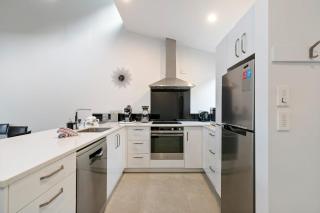 Point View lake and mountain views close to CBD - 5