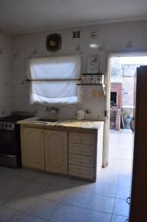 Casa 3 ambientes amplios, amoblada, 2 habitaciones, baño, living comedor y cuenta con cocina separada con salida al patio con parrilla Zona céntrica MIRAMAR, Buenos Aires - Miramar - 5