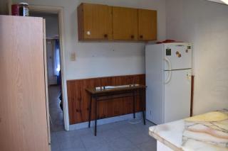 Casa 3 ambientes amplios, amoblada, 2 habitaciones, baño, living comedor y cuenta con cocina separada con salida al patio con parrilla Zona céntrica MIRAMAR, Buenos Aires - Miramar - 4