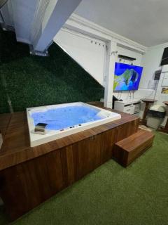 Quarto suíte c hidromassagem tv75 e som cinema - 0