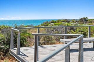 Seascape Beach House, luxury 3x2, fire pit, enchanted garden, pet friendly, sleeps 8, opp cafe - 1