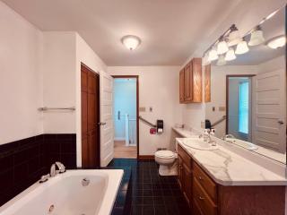 Farmhouse 15-min Walk to the Falls Sleeps 12 - 4