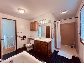 Farmhouse 15-min Walk to the Falls Sleeps 12 - 1