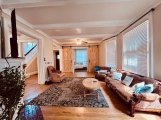 Farmhouse 15-min Walk to the Falls Sleeps 12 - 9
