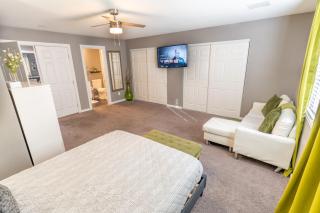 Spacious 2-Bedroom Townhouse with Pool & Private Patio in Central Las Vegas - 2