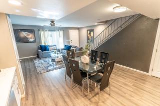 Spacious 2-Bedroom Townhouse with Pool & Private Patio in Central Las Vegas - Las Vegas - 6