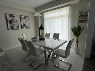 Only 10 Mins From Niagara Falls - 7