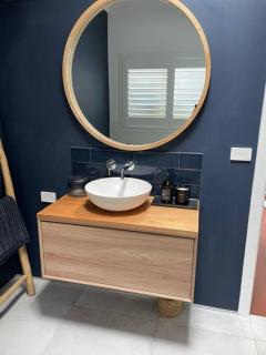 The Small House - Mid century gem in wine county's Healesville - 0