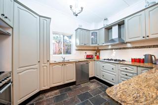 Kilbirnie - Stroll to CBD, Heritage, Sleeps 10 - 3