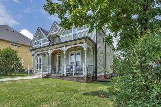 Ross & Ashley's Retreat (117 Marion St, #1) - Clarksville - 0