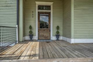 Ross & Ashley's Retreat (117 Marion St, #1) - Clarksville - 8