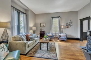 Ross & Ashley's Retreat (117 Marion St, #1) - Clarksville - 5