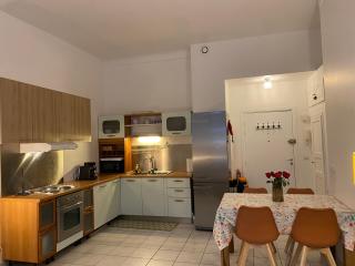 The French Coastal Retreat by J - Central, 5 Mins to SEA, Tram, Train, AC, WiFi - 2