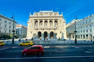Opera Apartment Budapest with Three Bedroom w AC - Budapest - 2