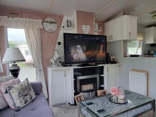 Lovely 3-Bed Caravan in Foel Welshpool - 3