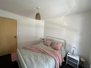 Central Portsmouth Seaside Serenity Modern 2-Bed Flat in Southsea - 4