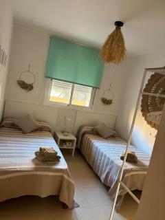 Bajo con jardín a pie de playa y piscina comunitaria con jacuzzi - 9