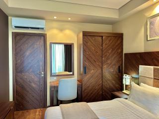 Luxury Dreamland Oasis Apartment - 4
