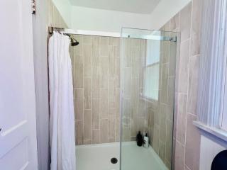 Relaxing 4 bedroom walk to the falls sleeps 8 - 9