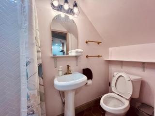 NEW! Casino Close Comfort walk to the falls - 3