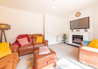 Casa De Mina Modern Cozy Home, Sleeps 7, 4Bed 2Bath, Smart Lock, 2 Parking Spaces, Fully Equipped Home, NETFLIX, Easy access to London City 4 train stations, 3 Mins to M20, Free WiFi - Kent - 3