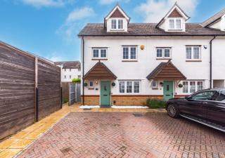 Casa De Mina Modern Cozy Home, Sleeps 7, 4Bed 2Bath, Smart Lock, 2 Parking Spaces, Fully Equipped Home, NETFLIX, Easy access to London City 4 train stations, 3 Mins to M20, Free WiFi - Kent - 7