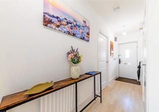 Casa De Mina Modern Cozy Home, Sleeps 7, 4Bed 2Bath, Smart Lock, 2 Parking Spaces, Fully Equipped Home, NETFLIX, Easy access to London City 4 train stations, 3 Mins to M20, Free WiFi - Kent - 9