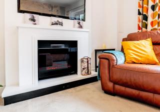 Casa De Mina Modern Cozy Home, Sleeps 7, 4Bed 2Bath, Smart Lock, 2 Parking Spaces, Fully Equipped Home, NETFLIX, Easy access to London City 4 train stations, 3 Mins to M20, Free WiFi - Kent - 1