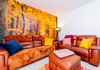 Casa De Mina Modern Cozy Home, Sleeps 7, 4Bed 2Bath, Smart Lock, 2 Parking Spaces, Fully Equipped Home, NETFLIX, Easy access to London City 4 train stations, 3 Mins to M20, Free WiFi - Kent - 2