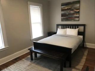 Expansive 8-Bedroom Entire Home - Cleveland - 3