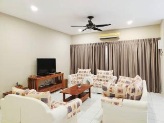 5min to town IPOH garden east tambun cottage 4br 16 pax - Ipoh - 0
