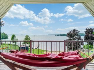 Exclusive Waterfront Getaway with Beach & Bunkie - Portland - 7