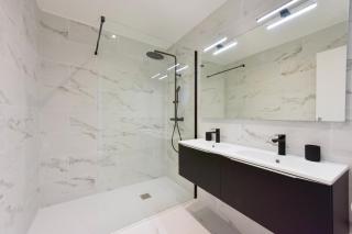 Renovated 2-Br Apartment Walking to Beach - 6