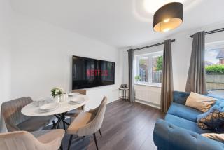 THE BRIDGE - A Stylish 2 Bedroom House in Dartford - London Zone 8 - 9