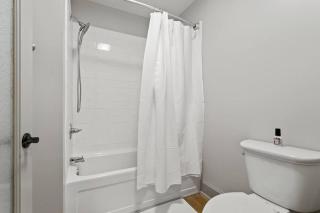 Stylish City Apartment with Patio - Spartanburg - 9
