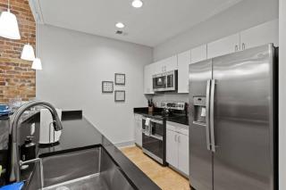 Stylish City Apartment with Patio - Spartanburg - 4