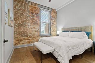 Stylish City Apartment with Patio - Spartanburg - 3