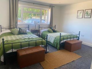 2 Orchard Farm Cottages, Sleeps 10, Large Garden - East Grinstead - 2