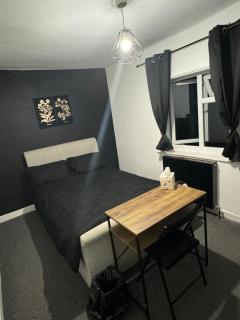 Small Double Room Located 2 Minutes From Gloucester Royal Hospital - 0